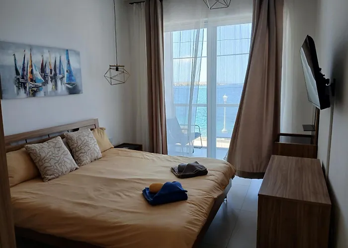 Seafront 3 Bedroom Stylish Apt With Spectacular Seaview