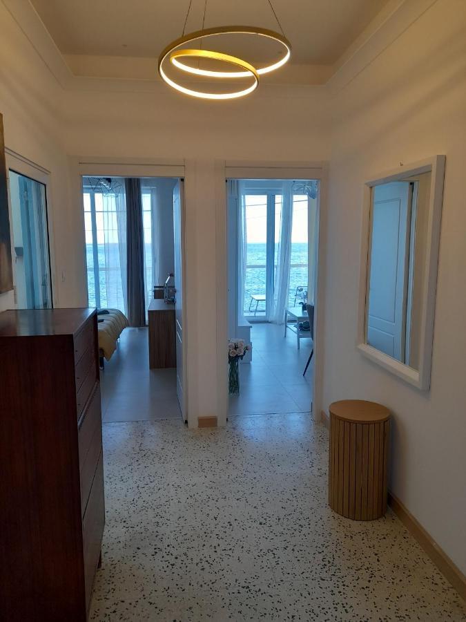 Apartment Seafront 3 Bedroom Stylish With Spectacular Seaview *