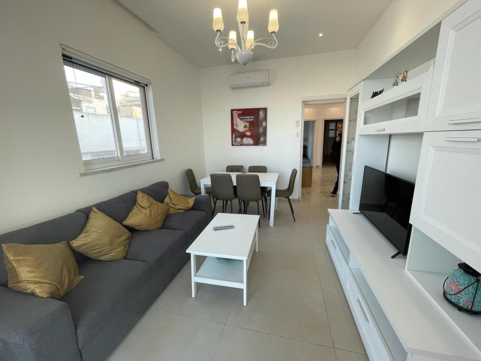 Apartment Seafront 3 Bedroom Stylish With Spectacular Seaview *