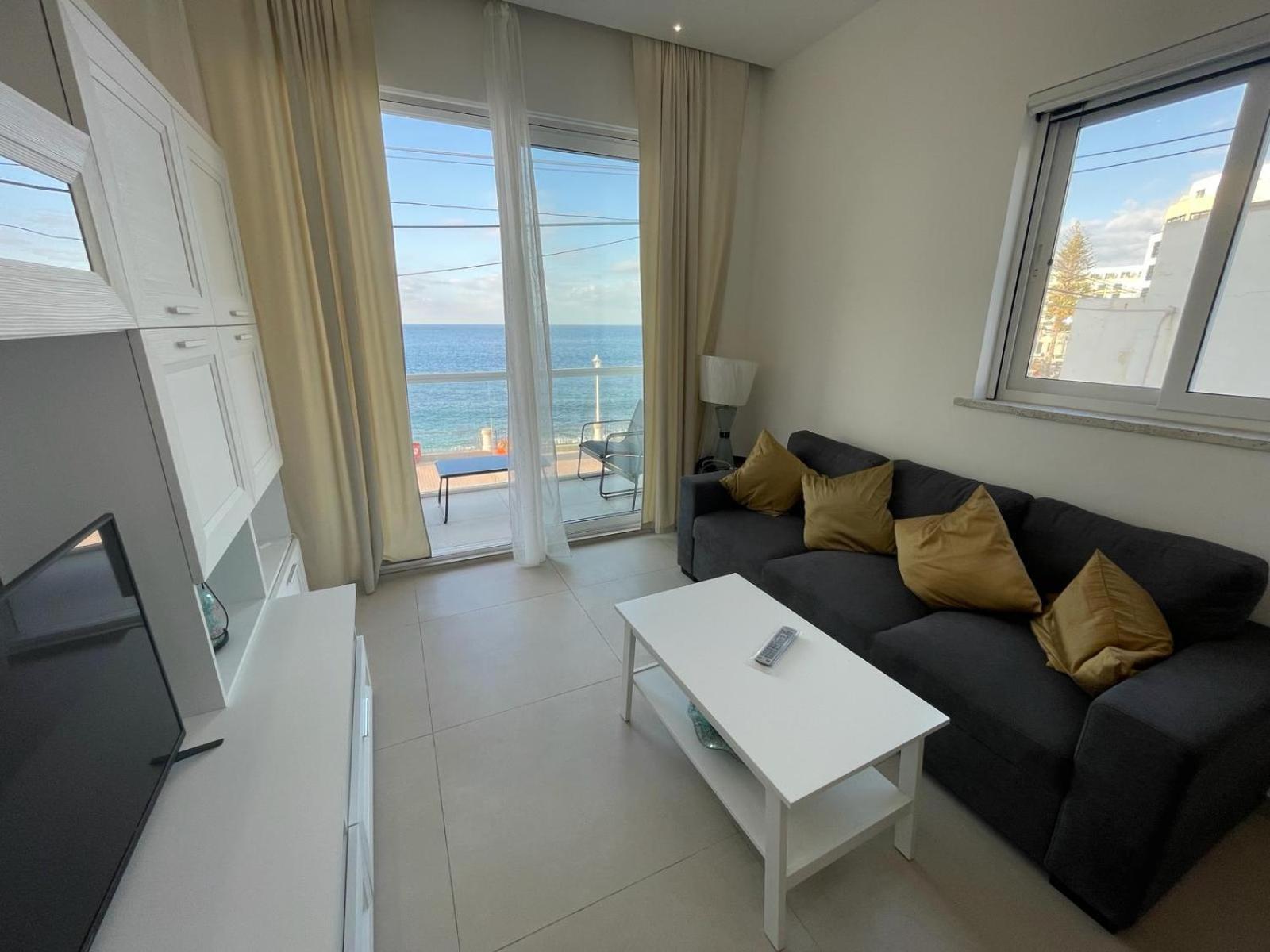 Apartment Seafront 3 Bedroom Stylish With Spectacular Seaview *