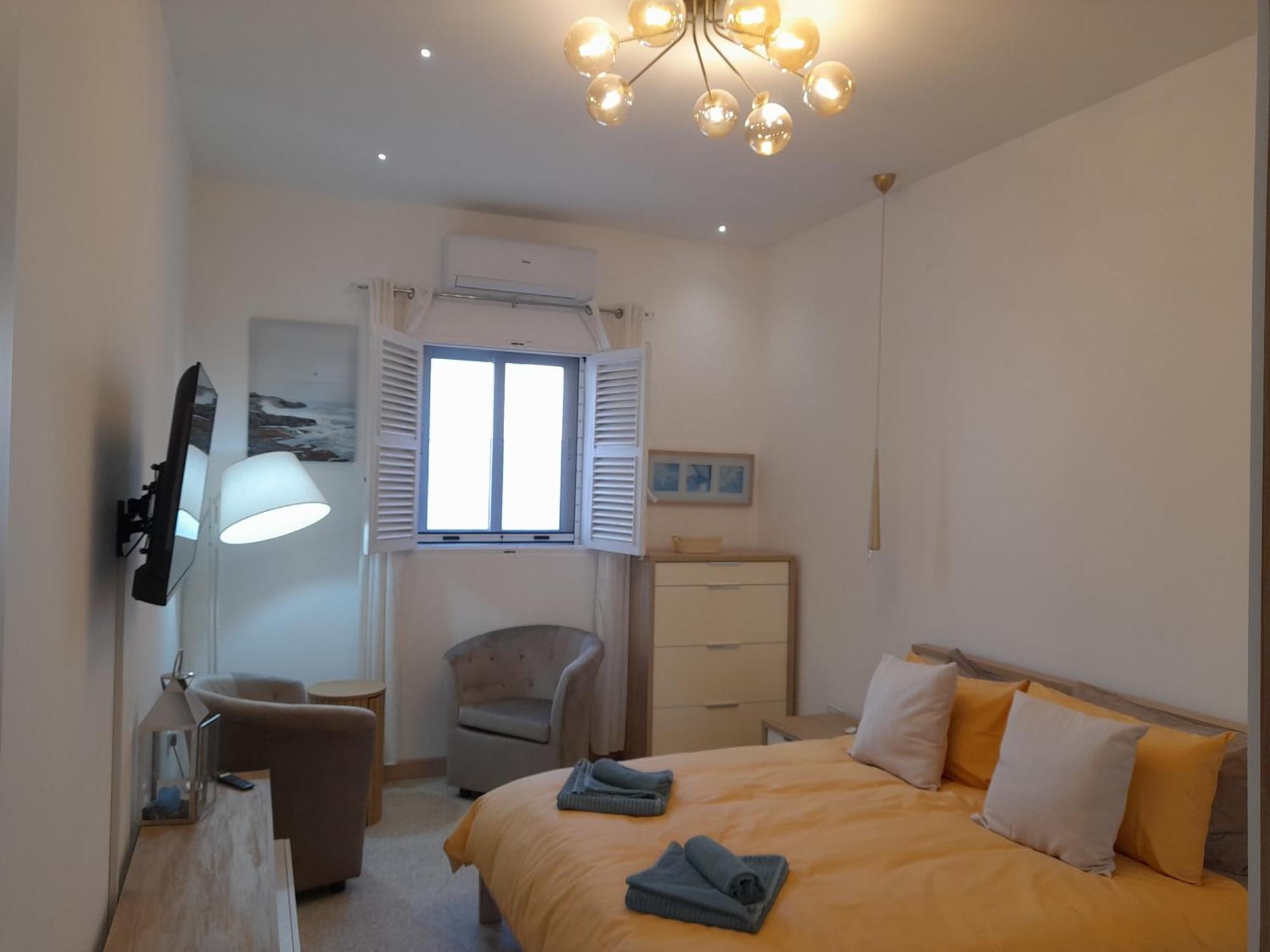 Apartment Seafront 3 Bedroom Stylish With Spectacular Seaview