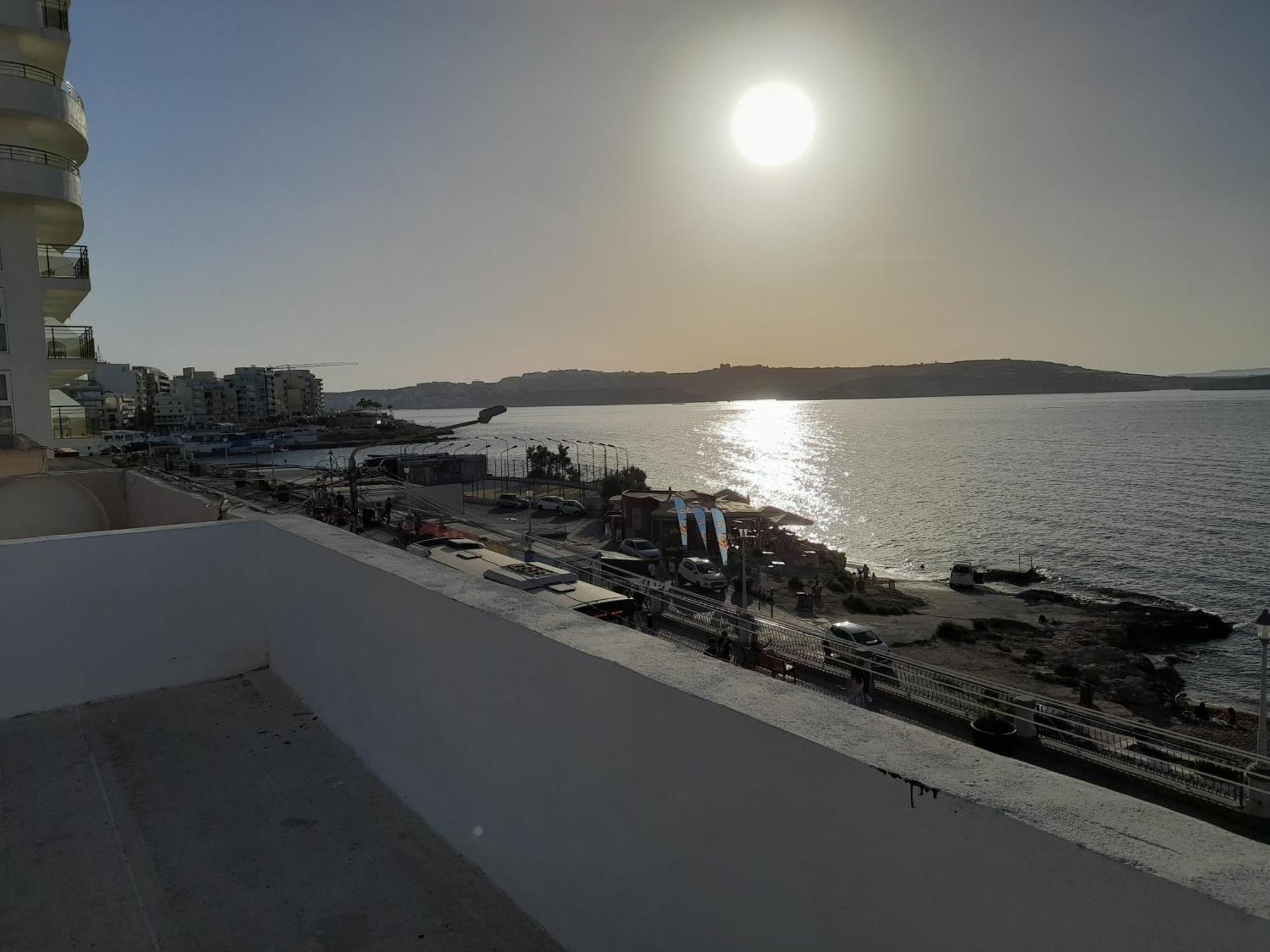 Seafront 3 Bedroom Stylish With Spectacular Seaview Apartment *