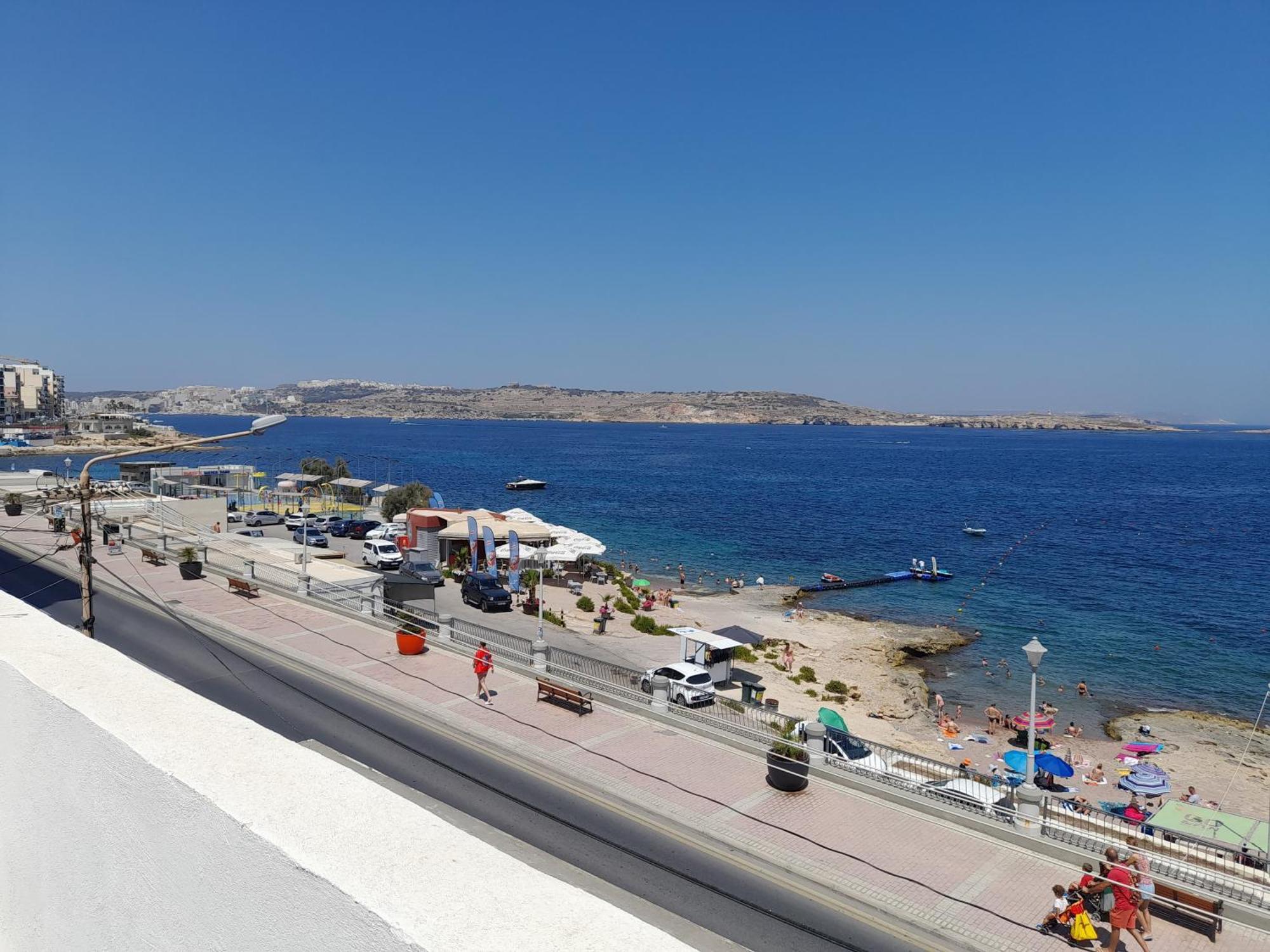 Apartment Seafront 3 Bedroom Stylish With Spectacular Seaview