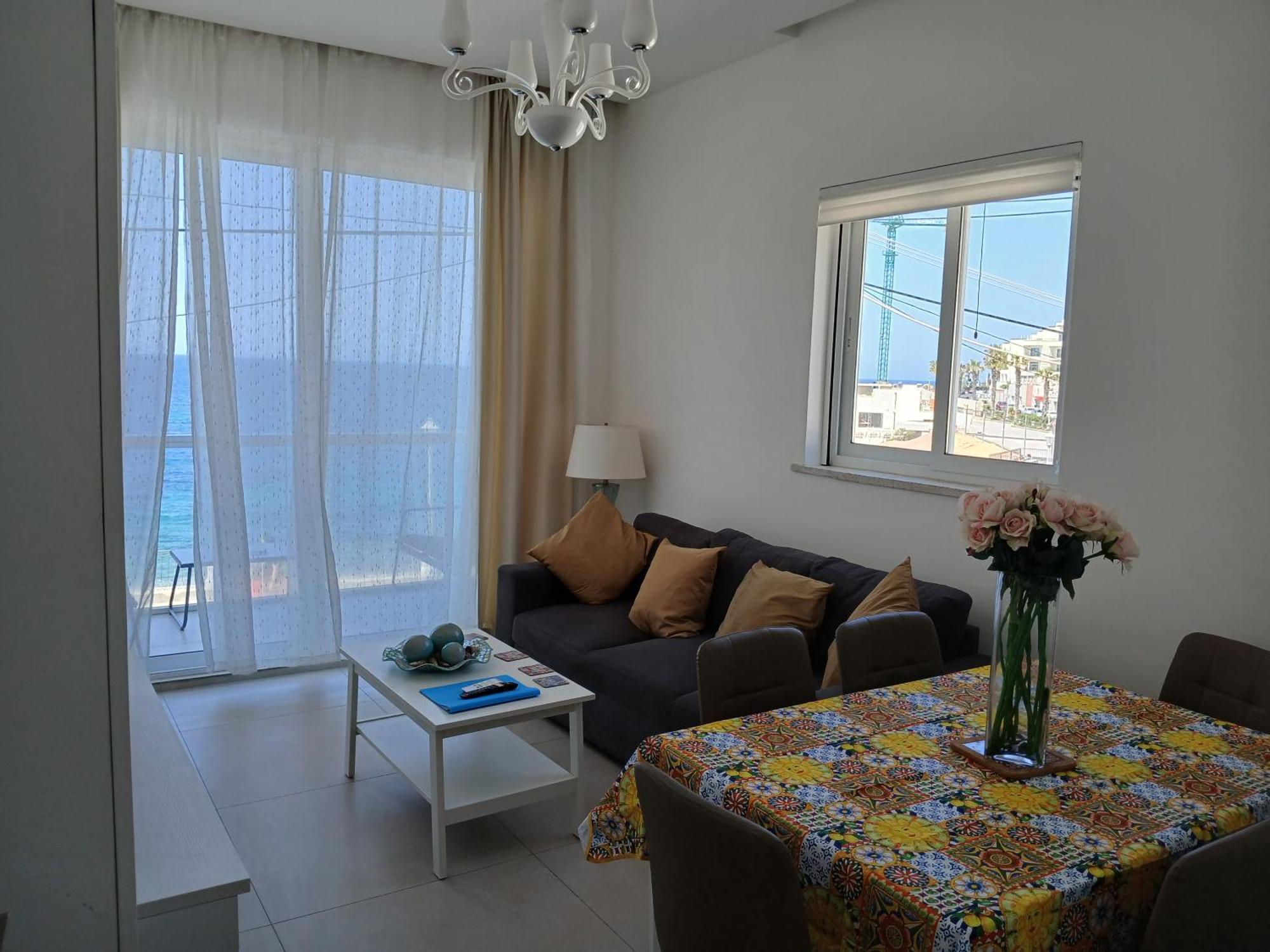 Apartment Seafront 3 Bedroom Stylish With Spectacular Seaview *